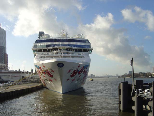 Cruiseschip ms Norwegian Pearl van Norwegian Cruise Lines aan de Cruise Terminal Rotterdam